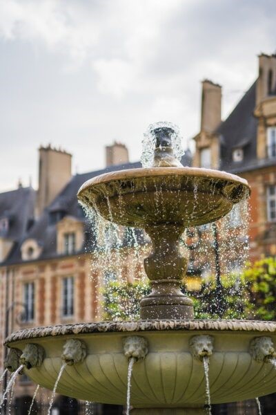 Fontaine de la place des Vosges.